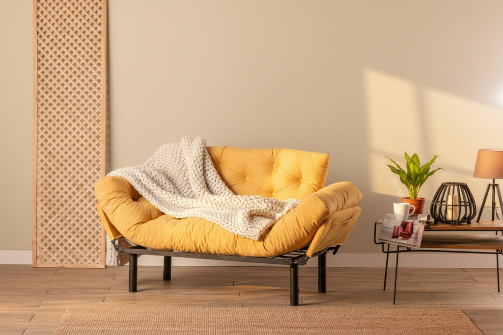 Divano in tessuto giallo